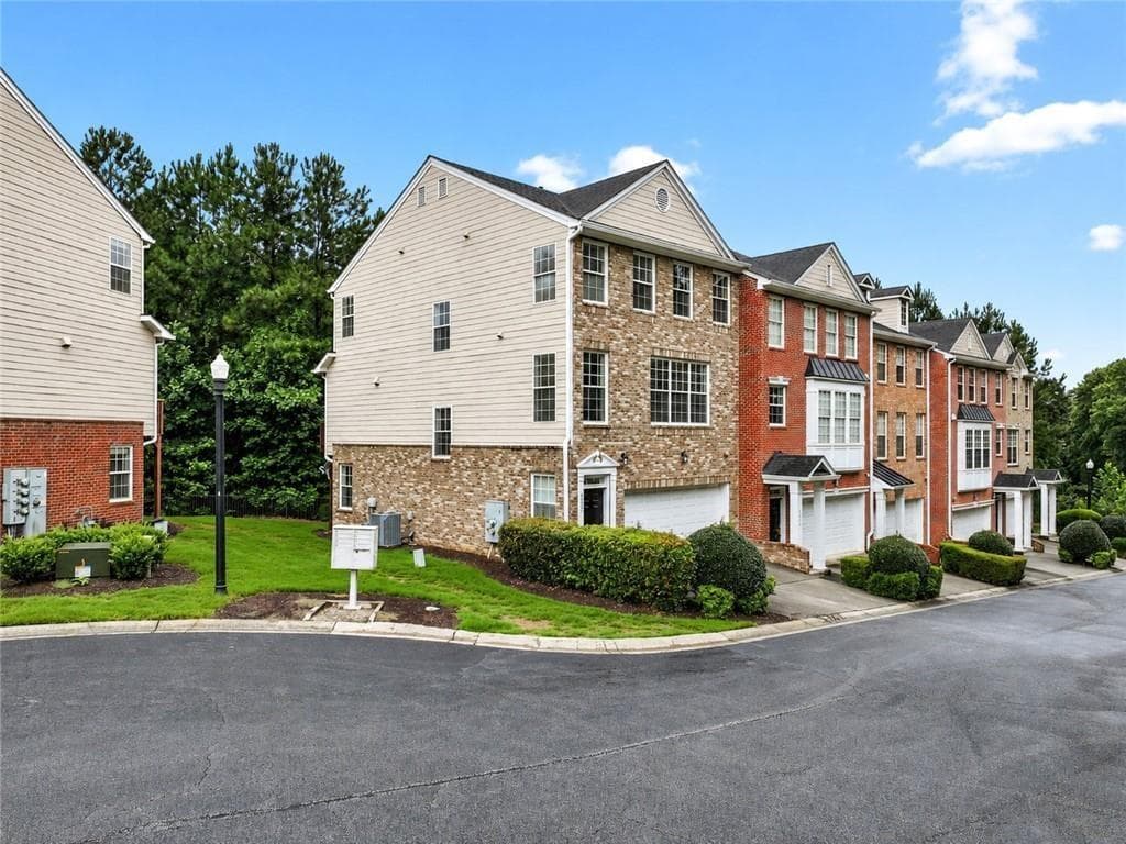 3 bedroom, 4 bathroom, 2,529 sq ft townhouse for sale at 4658 Creekside Villas Way, Smyrna, GA 30082 — photo 3