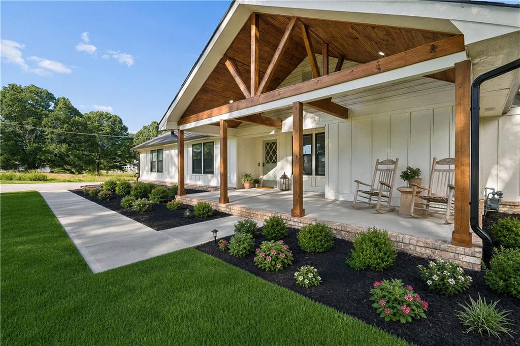 3 bedroom, 4 bathroom, 2,020 sq ft single family residence for sale at 7507 Campground Road, Cumming, GA 30040 — photo 2