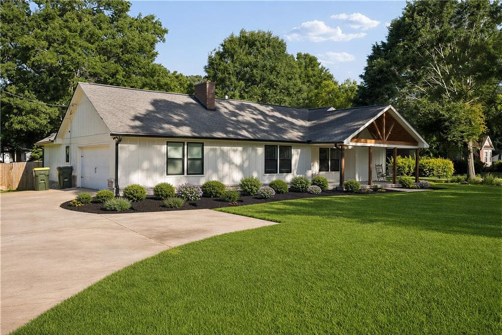 3 bedroom, 4 bathroom, 2,020 sq ft single family residence for sale at 7507 Campground Road, Cumming, GA 30040 — photo 3