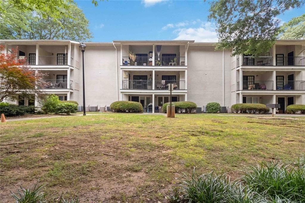 1 bedroom, 1 bathroom, 775 sq ft condominium for sale at 1150 Collier Road K23, Atlanta, GA 30318 — photo 2