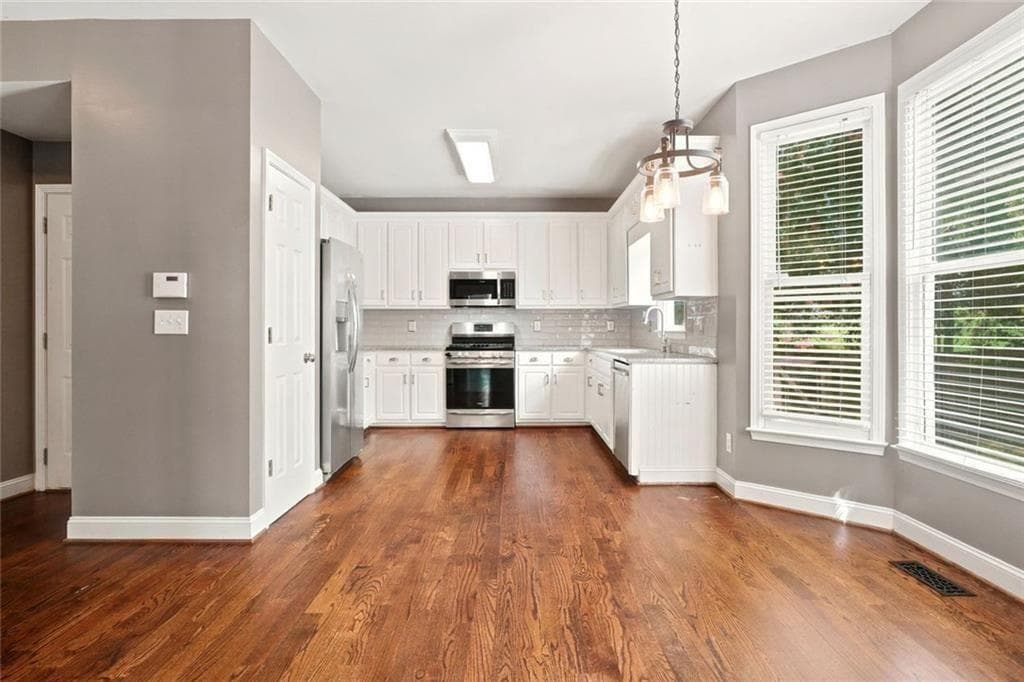 5 bedroom, 4 bathroom, 3,262 sq ft single family residence for sale at 843 Bentwater Drive, Acworth, GA 30101 — photo 9
