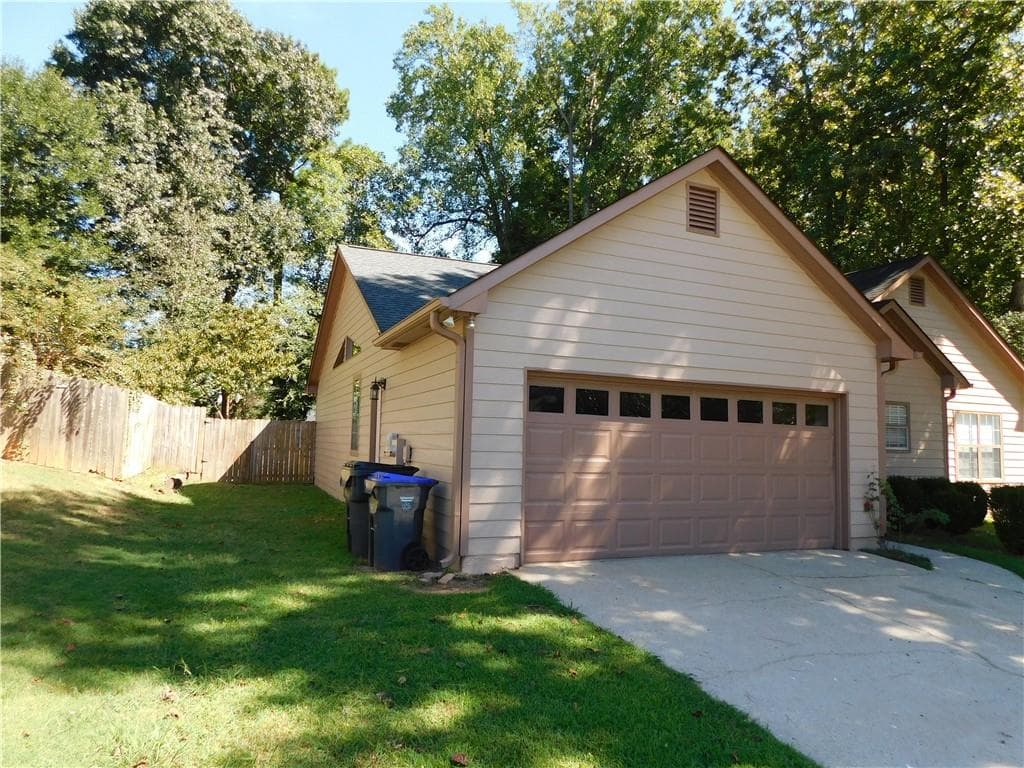 3 bedroom, 2 bathroom, 1,618 sq ft single family residence for sale at 652 Ravinia Way, Lawrenceville, GA 30044 — photo 2