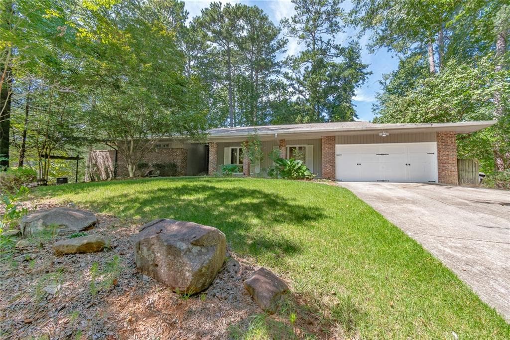 3 bedroom, 2 bathroom, 2,048 sq ft single family residence for rent at 300 Cedar Knoll Court, Roswell, GA 30076 for $2,700 a month — photo 2