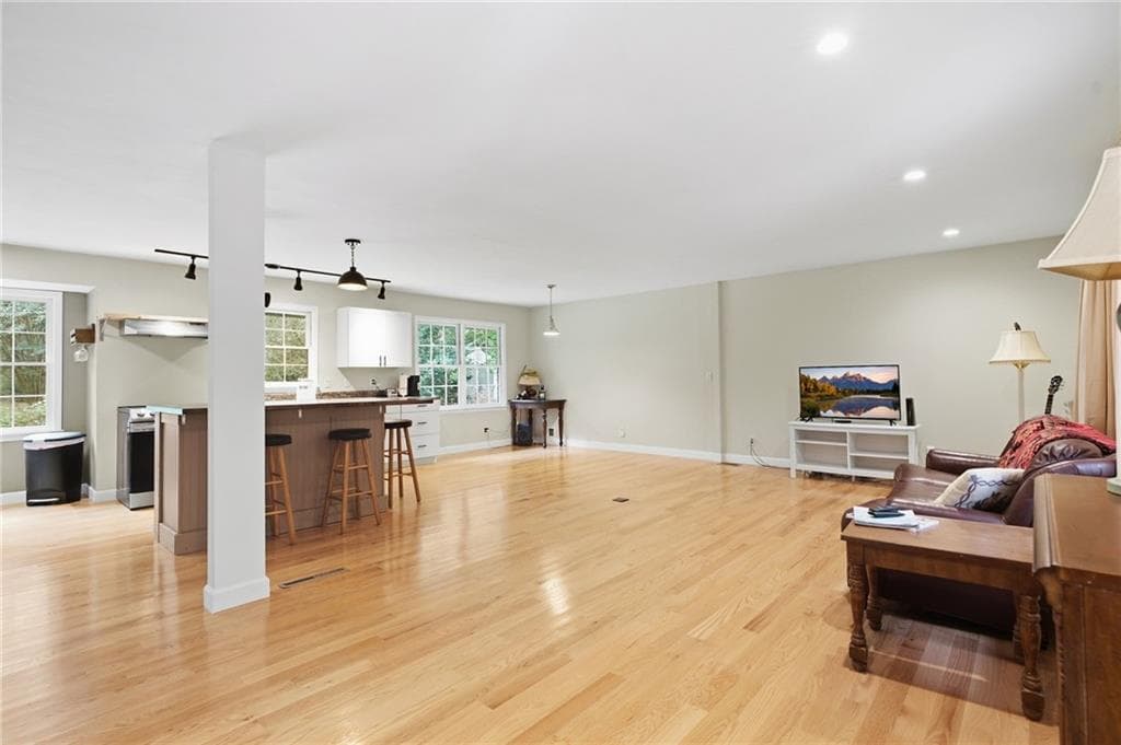 4 bedroom, 3 bathroom, 2,352 sq ft single family residence for sale at 792 Mountainbrooke Circle, Stone Mountain, GA 30087 — photo 2