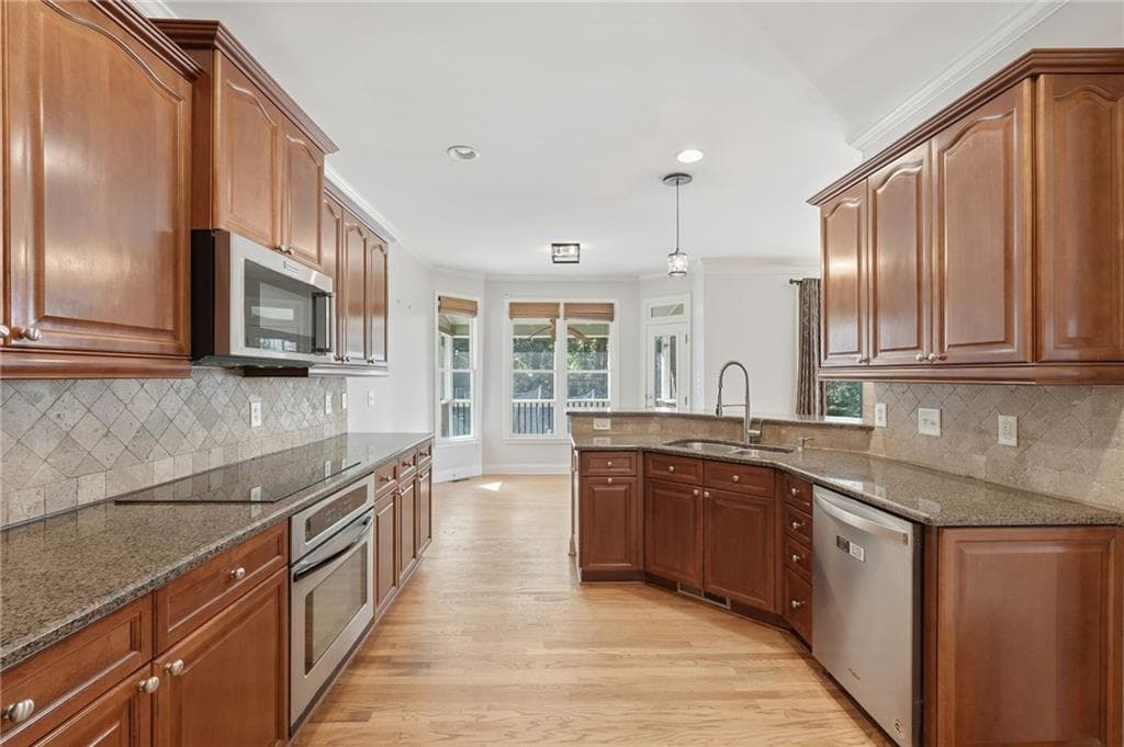 6 bedroom, 4 bathroom, 4,189 sq ft single family residence for sale at 9025 Devonwood Court, Gainesville, GA 30506 — photo 6