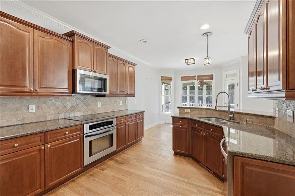 6 bedroom, 4 bathroom, 4,189 sq ft single family residence for sale at 9025 Devonwood Court, Gainesville, GA 30506 — photo 7