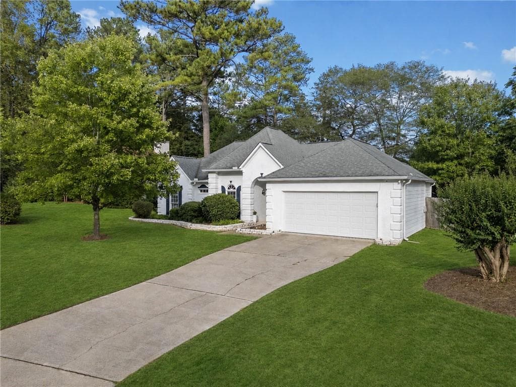 3 bedroom, 3 bathroom, 1,670 sq ft single family residence for sale at 2376 Battle Forest Drive, Marietta, GA 30064 — photo 2
