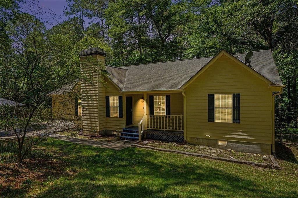 3 bedroom, 2 bathroom, 1,352 sq ft single family residence for sale at 4827 Oakwood Court, Loganville, GA 30052 — photo 3