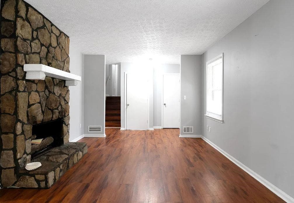 3 bedroom, 2 bathroom, 2,184 sq ft single family residence for rent at 1675 Oak Ridge Way, Lawrenceville, GA 30044 for $2,600 a month — photo 2