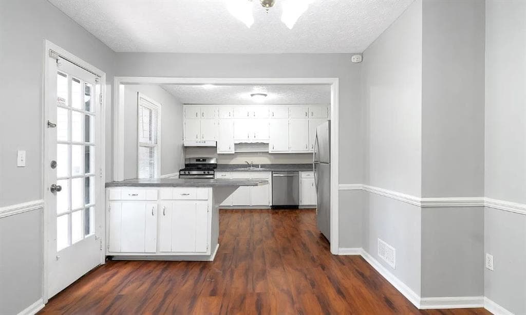 3 bedroom, 2 bathroom, 2,184 sq ft single family residence for rent at 1675 Oak Ridge Way, Lawrenceville, GA 30044 for $2,600 a month — photo 3