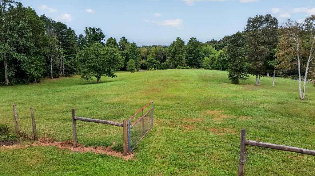 3 bedroom, 3 bathroom, 2,240 sq ft single family residence for sale at 210 W Pierceville Road, Mccaysville, GA 30555 — photo 3