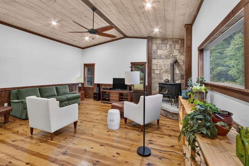 3 bedroom, 3 bathroom, 2,240 sq ft single family residence for sale at 210 W Pierceville Road, Mccaysville, GA 30555 — photo 5