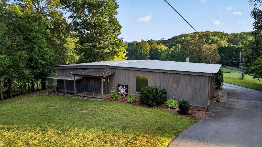 3 bedroom, 3 bathroom, 2,240 sq ft single family residence for sale at 210 W Pierceville Road, Mccaysville, GA 30555 — photo 6