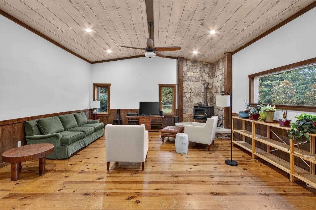 3 bedroom, 3 bathroom, 2,240 sq ft single family residence for sale at 210 W Pierceville Road, Mccaysville, GA 30555 — photo 7