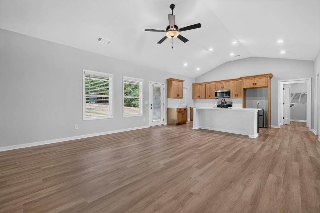 3 bedroom, 3 bathroom, 1,976 sq ft single family residence for sale at 334 Flying Eagle Drive, Commerce, GA 30529 — photo 4