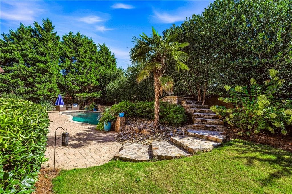 7 bedroom, 6 bathroom, 6,240 sq ft single family residence for sale at 4537 Monet Drive, Roswell, GA 30075 — photo 7