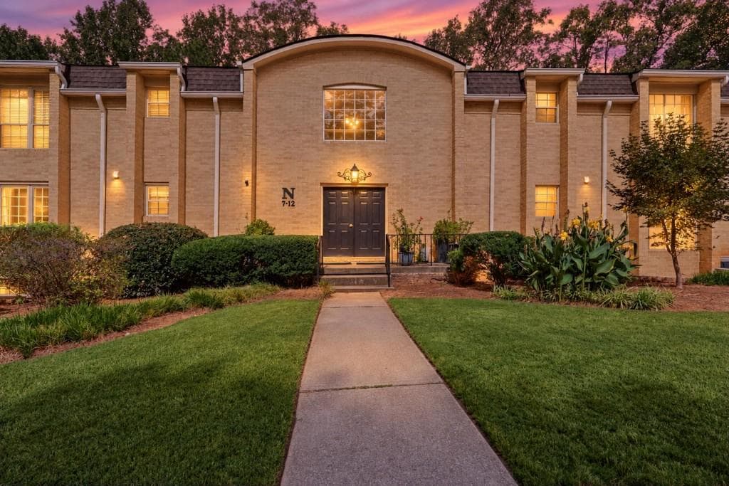 2 bedroom, 2 bathroom, 1,039 sq ft condominium for sale at 5400 Roswell Road N9, Sandy Springs, GA 30342