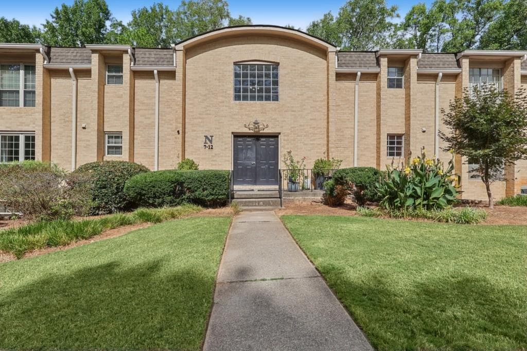 2 bedroom, 2 bathroom, 1,039 sq ft condominium for sale at 5400 Roswell Road N9, Sandy Springs, GA 30342 — photo 2