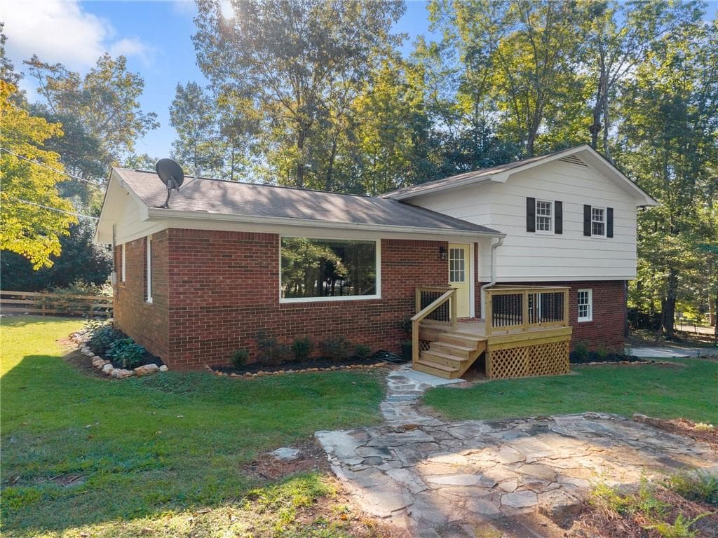 3 bedroom, 3 bathroom, 1,700 sq ft single family residence for sale at 388 Sanders Street, Clarkesville, GA 30523 — photo 6