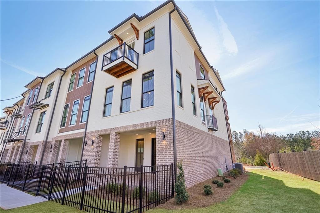 3 bedroom, 3 bathroom, 2,145 sq ft townhouse for sale at 140 IVEYBROOKE Lane 75, Alpharetta, GA 30009