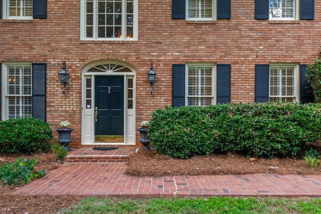 5 bedroom, 5 bathroom, 5,255 sq ft single family residence for sale at 2881 Vinings Way, Atlanta, GA 30339 — photo 2