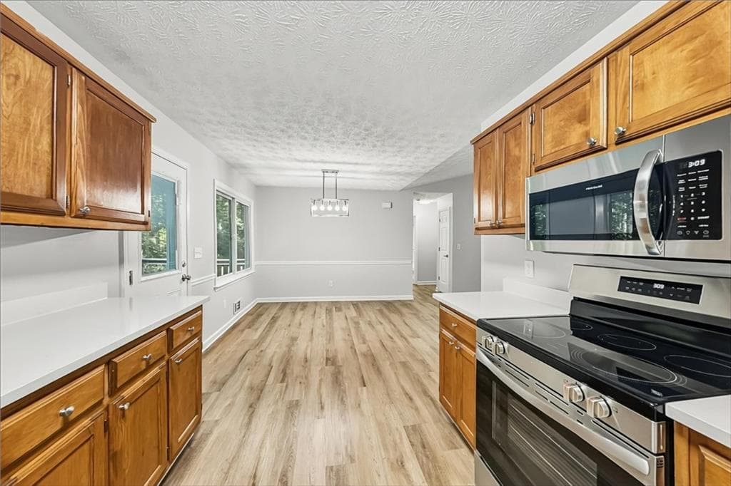 3 bedroom, 2 bathroom, 1,400 sq ft single family residence for sale at 170 W Forest Drive, Covington, GA 30016 — photo 7