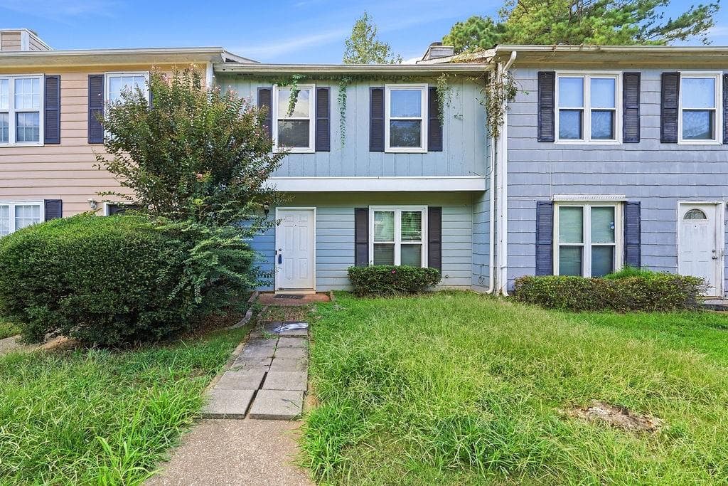 2 bedroom, 3 bathroom, 1,120 sq ft townhouse for sale at 8583 Jamestown Way, Jonesboro, GA 30238 — photo 2