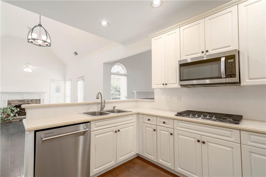 4 bedroom, 4 bathroom, 2,883 sq ft single family residence for sale at 1233 Parkview Lane, Kennesaw, GA 30152 — photo 5
