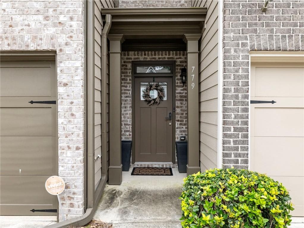 3 bedroom, 3 bathroom, 1,926 sq ft townhouse for sale at 779 Arbor Crowne Drive, Lawrenceville, GA 30045 — photo 2