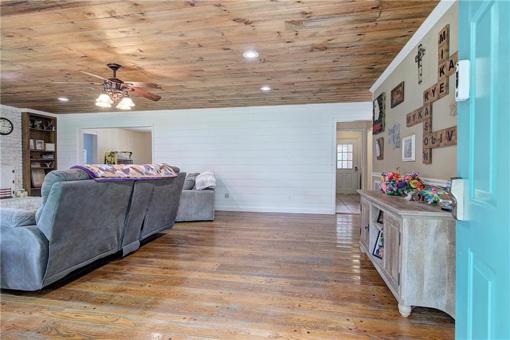 5 bedroom, 2 bathroom, 2,557 sq ft single family residence for sale at 1328 Abrams Road, Silver Creek, GA 30173 — photo 4
