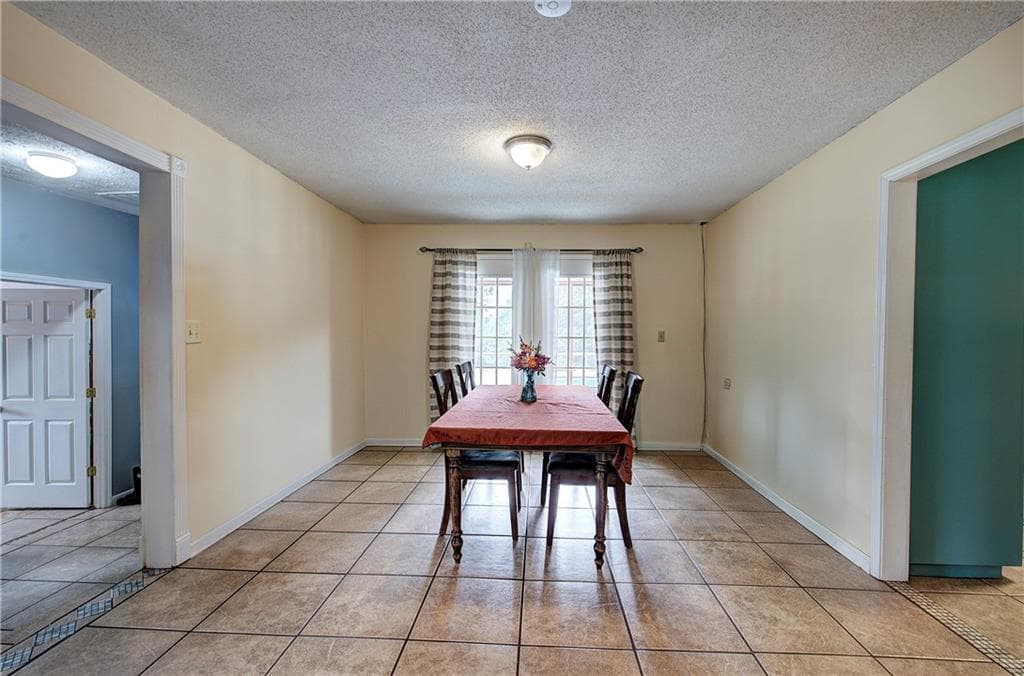 5 bedroom, 2 bathroom, 2,557 sq ft single family residence for sale at 1328 Abrams Road, Silver Creek, GA 30173 — photo 9