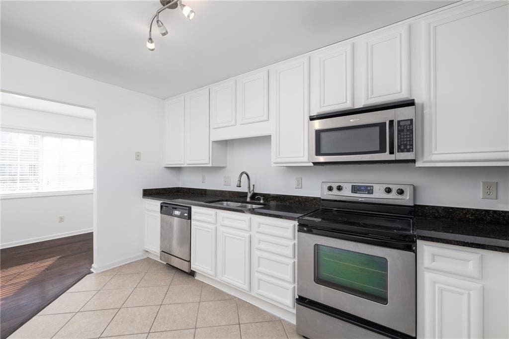 2 bedroom, 3 bathroom, 1,290 sq ft townhouse for sale at 1468 Briarwood Road 2003, Atlanta, GA 30319 — photo 6