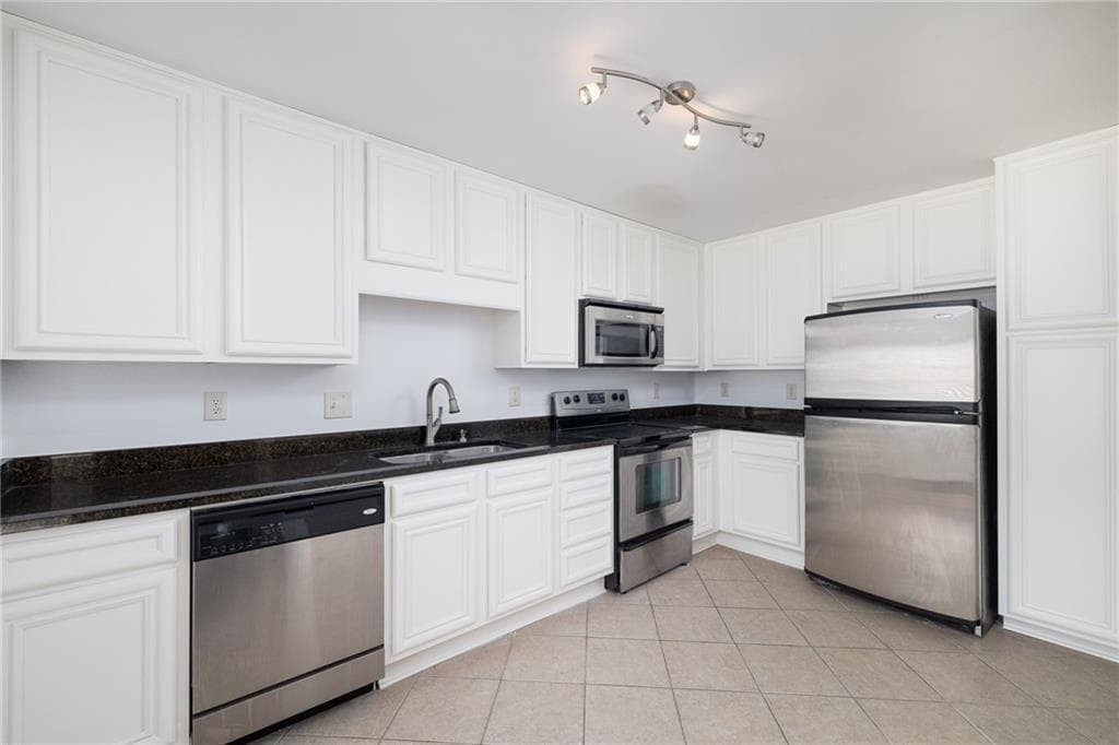 2 bedroom, 3 bathroom, 1,290 sq ft townhouse for sale at 1468 Briarwood Road 2003, Atlanta, GA 30319 — photo 7