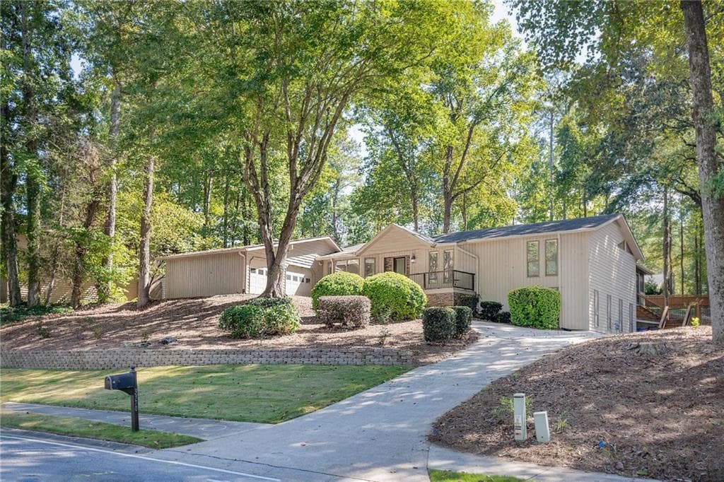 4 bedroom, 3 bathroom, 3,454 sq ft single family residence for sale at 3370 Indian Hills Drive, Marietta, GA 30068 — photo 3
