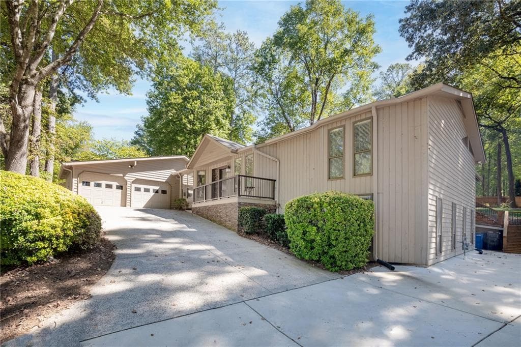 4 bedroom, 3 bathroom, 3,454 sq ft single family residence for sale at 3370 Indian Hills Drive, Marietta, GA 30068 — photo 4