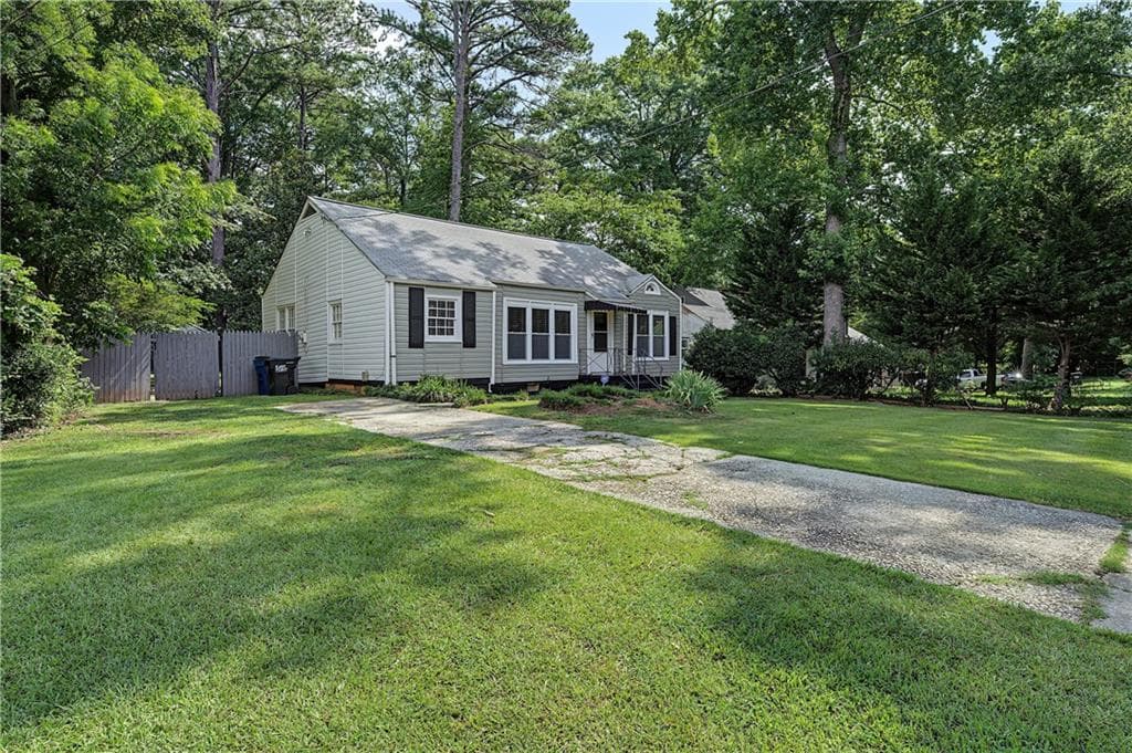 3 bedroom, 1 bathroom, 1,045 sq ft single family residence for sale at 2327 Ben Hill Road, East Point, GA 30344 — photo 2