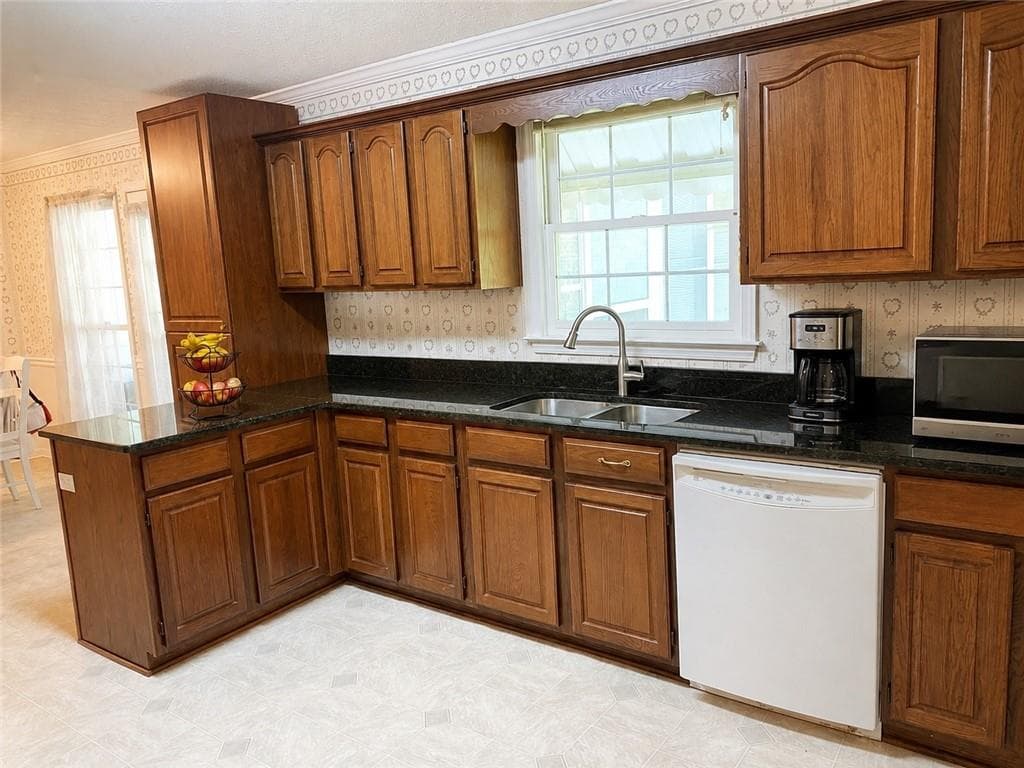 3 bedroom, 2 bathroom, 1,753 sq ft single family residence for sale at 3575 Thrush Court, Loganville, GA 30052 — photo 4