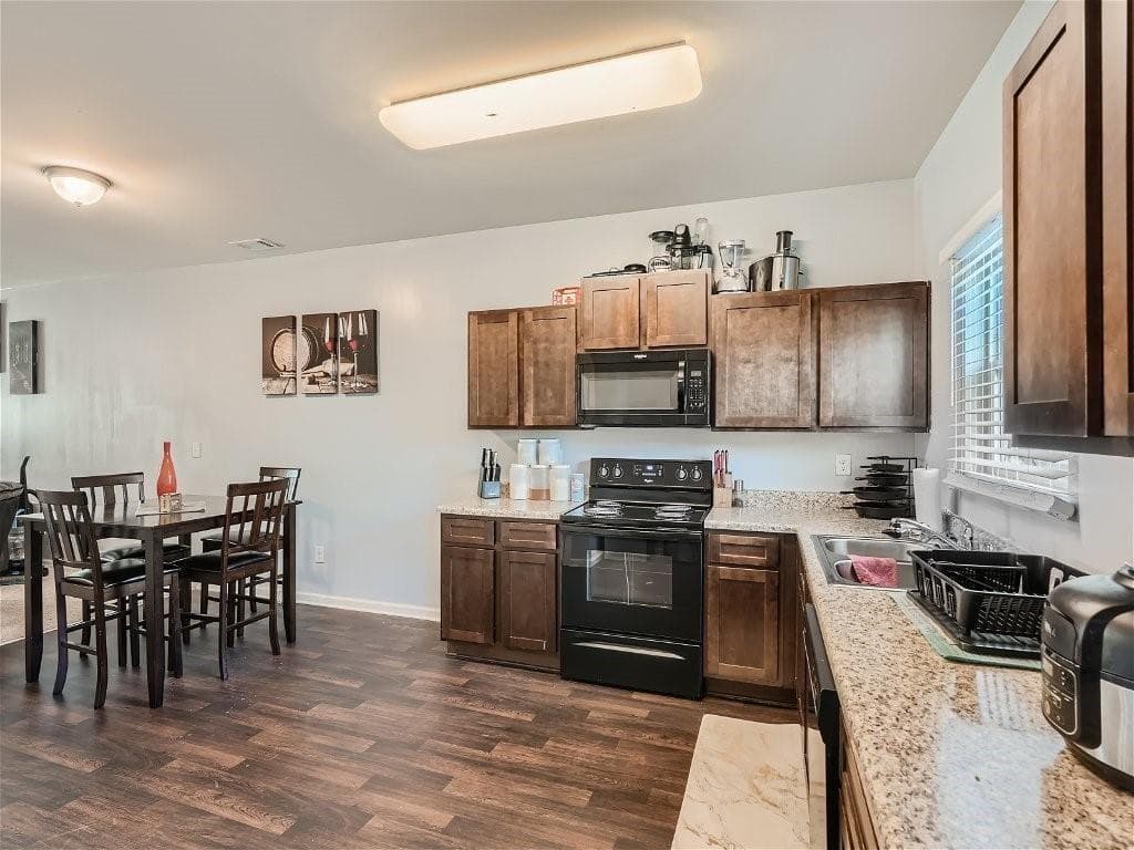 3 bedroom, 3 bathroom, 1,368 sq ft townhouse for sale at 2161 Cypress Lane, Atlanta, GA 30331 — photo 2