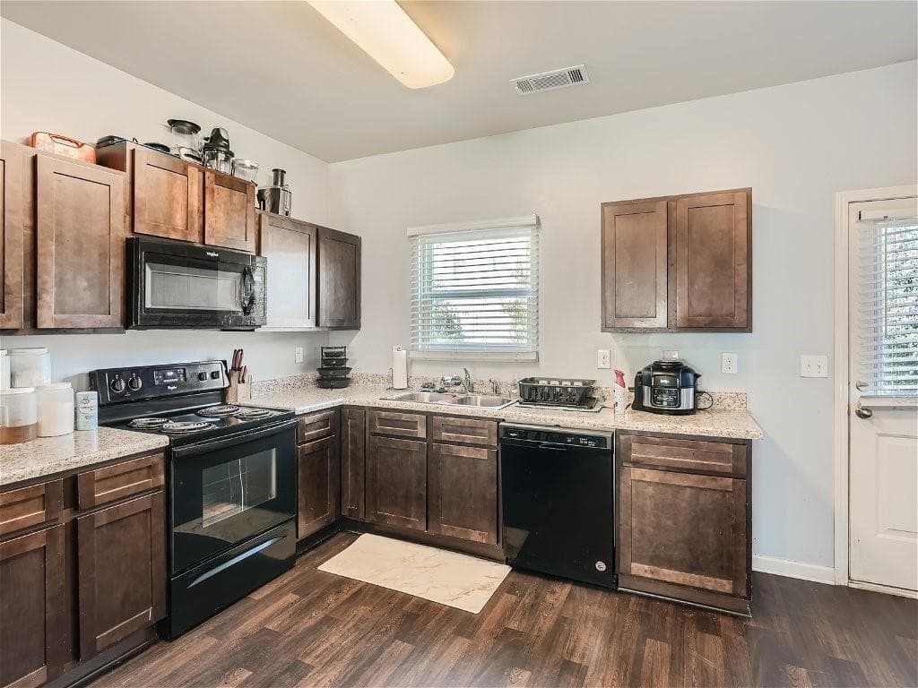 3 bedroom, 3 bathroom, 1,368 sq ft townhouse for sale at 2161 Cypress Lane, Atlanta, GA 30331 — photo 3