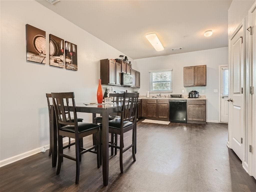 3 bedroom, 3 bathroom, 1,368 sq ft townhouse for sale at 2161 Cypress Lane, Atlanta, GA 30331 — photo 4