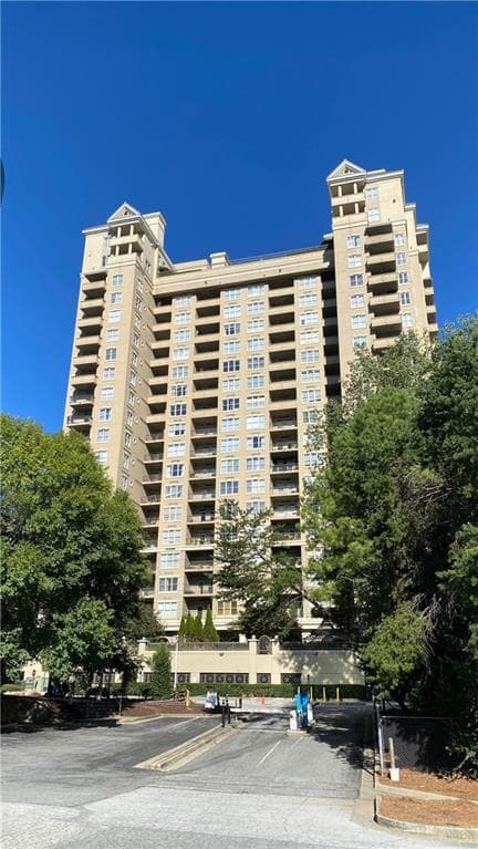 1 bedroom, 1 bathroom, 1,025 sq ft condominium for sale at 3334 Peachtree Road 601, Atlanta, GA 30326