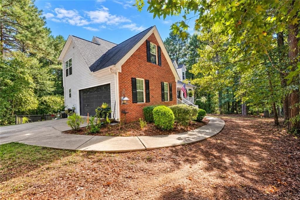 3 bedroom, 3 bathroom, 1,910 sq ft single family residence for sale at 200 Cecil Way, Mcdonough, GA 30252 — photo 2