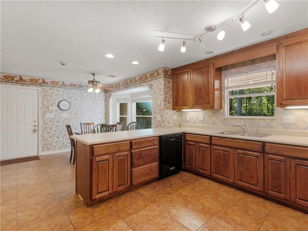 3 bedroom, 3 bathroom, 2,000 sq ft single family residence for sale at 470 Fields Road, Mcdonough, GA 30253 — photo 3