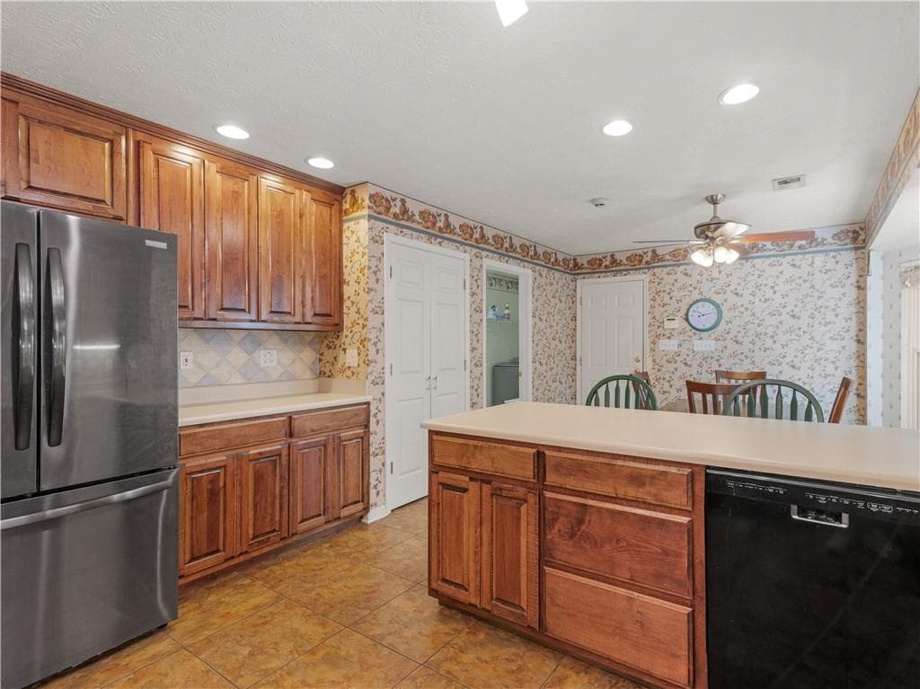 3 bedroom, 3 bathroom, 2,000 sq ft single family residence for sale at 470 Fields Road, Mcdonough, GA 30253 — photo 4