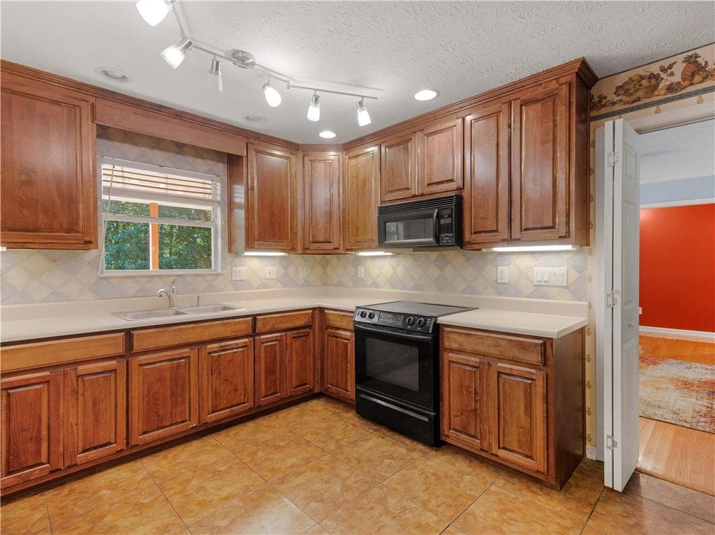3 bedroom, 3 bathroom, 2,000 sq ft single family residence for sale at 470 Fields Road, Mcdonough, GA 30253 — photo 6