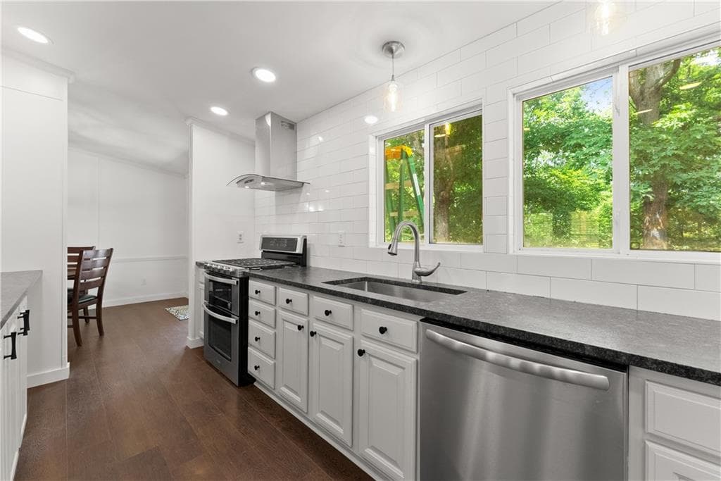 3 bedroom, 2 bathroom, 1,568 sq ft single family residence for sale at 3501 Looper Lake Road, Gainesville, GA 30506 — photo 3