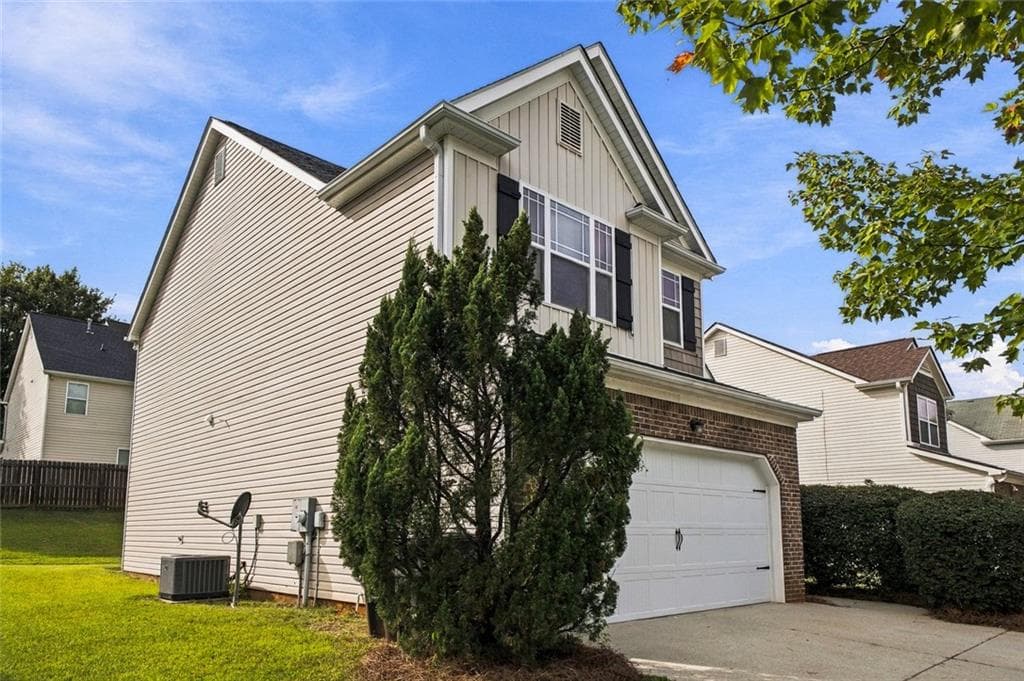 3 bedroom, 3 bathroom, 2,002 sq ft single family residence for sale at 8133 Brookbend Drive, Douglasville, GA 30134 — photo 2