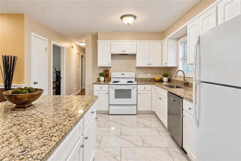 3 bedroom, 2 bathroom, 1,000 sq ft single family residence for sale at 3249 Renault Road, Atlanta, GA 30354 — photo 3