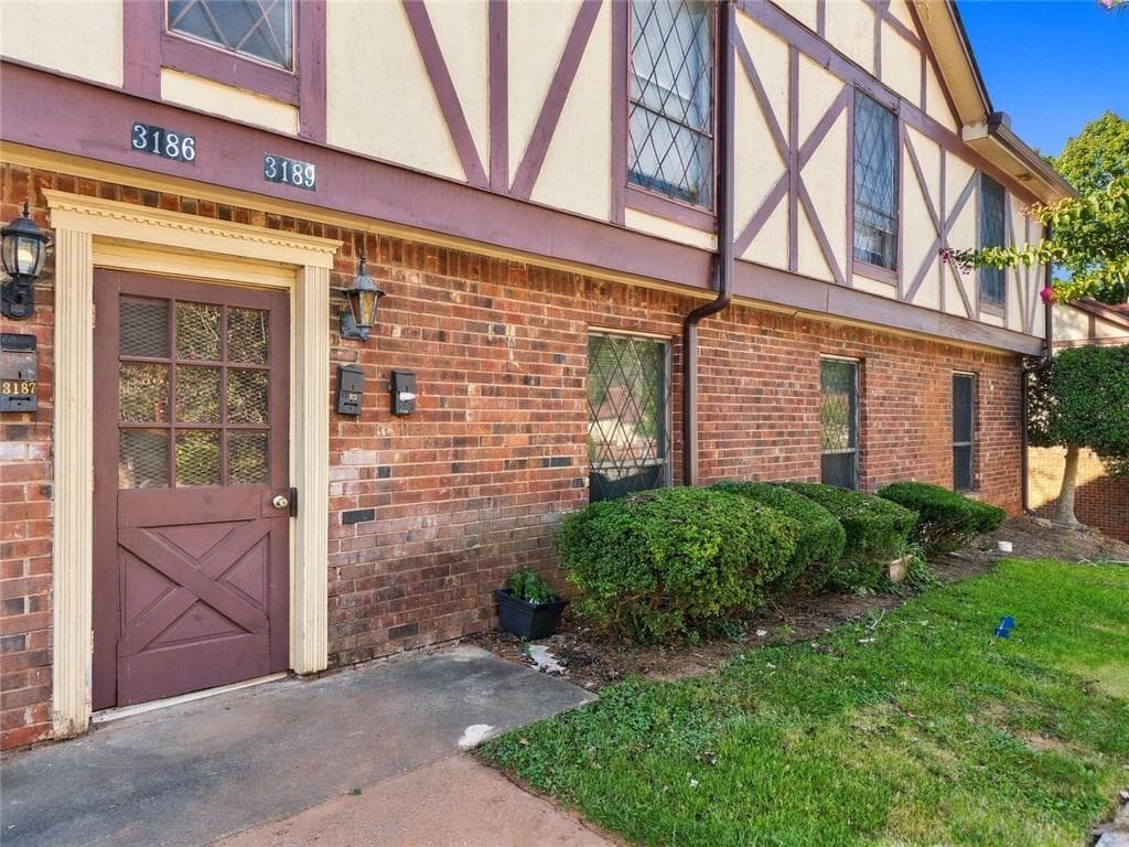 3 bedroom, 2 bathroom, 1,304 sq ft condominium for sale at 3188 Abbeywood Drive, Decatur, GA 30034 — photo 2