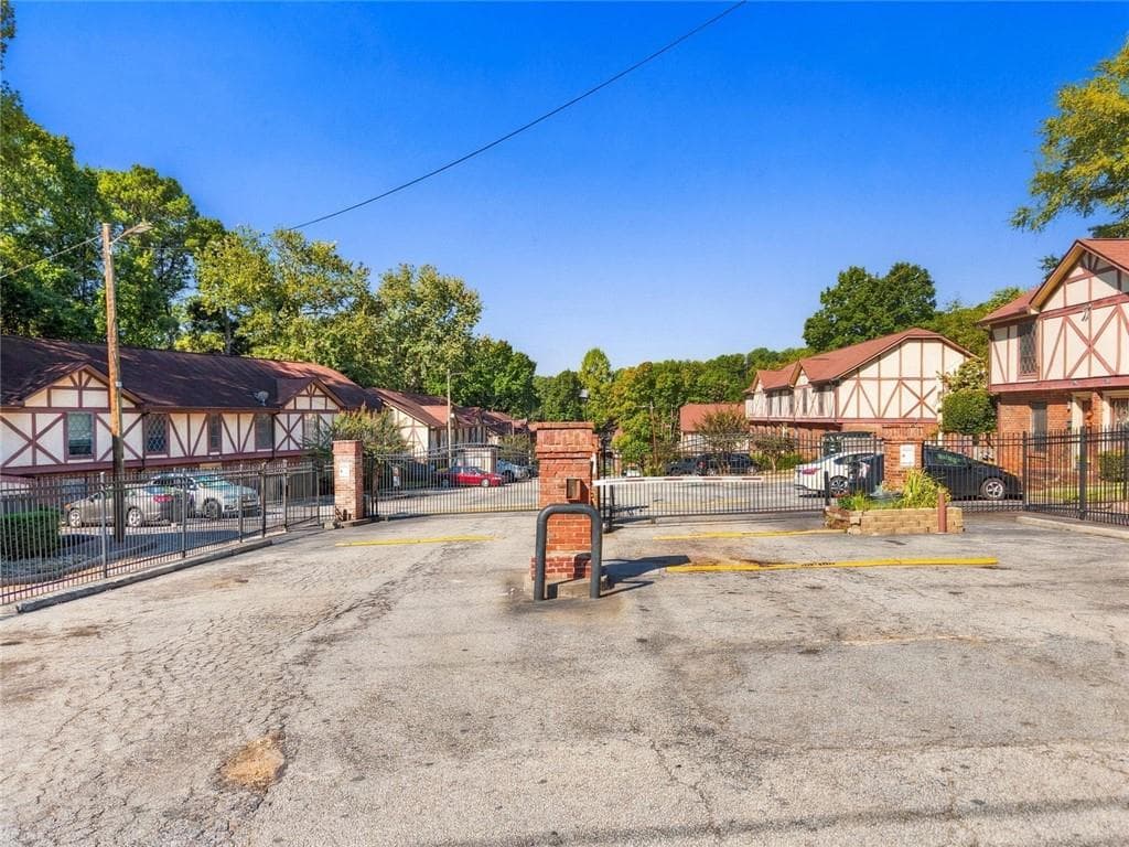 3 bedroom, 2 bathroom, 1,304 sq ft condominium for sale at 3188 Abbeywood Drive, Decatur, GA 30034 — photo 3